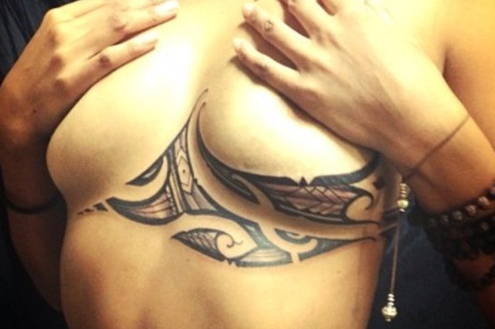 Tatuajes debajo del pecho maori