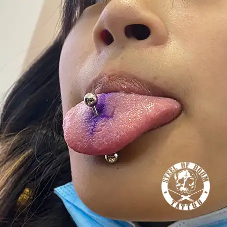 Curar un piercing de la lengua