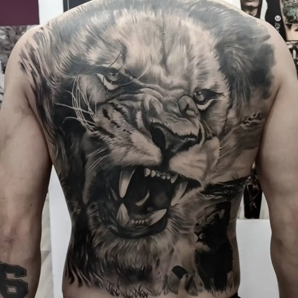 Tatuajes realistas de leones por Tony Atichati