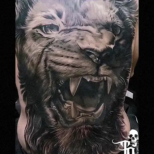 Tatuajes realistas de leones por Tony Atichati