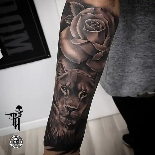 Tatuaje realista leona realizado por Tony Atichati