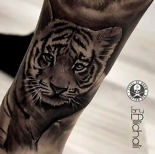 Tigres tatuajes realismo por Tony Atichati