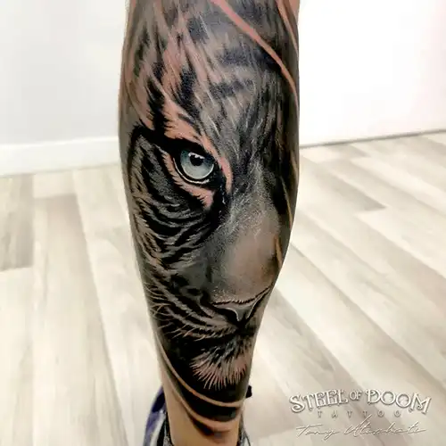 Tatuaje de tigre realismo por tony atichati