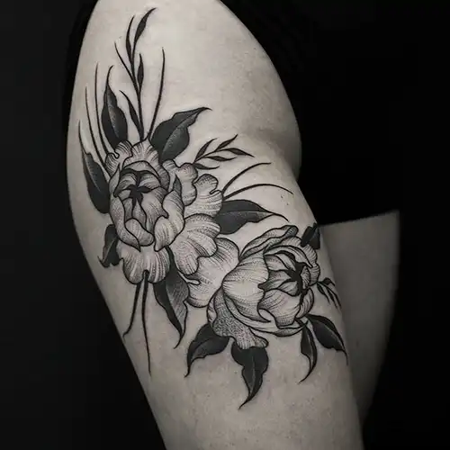 Tatuajes flores blackwork por Jan Janiurek