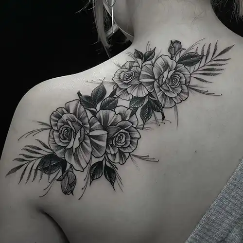 tatuajes flores blackwork hombro