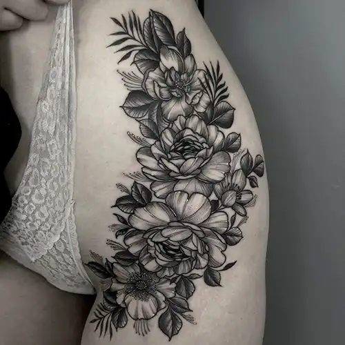 Tatuaje floral Black work de Victor Candiotti