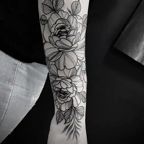 Tatuajes flores Blackwork Brazo