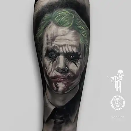 Tatuaje Joker realista por Tony Atichati