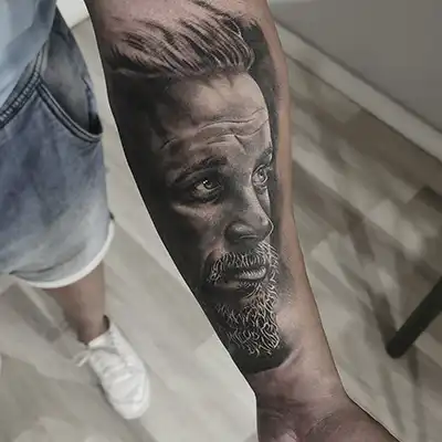Ragnar realizado por Tony Atichati Tattoo