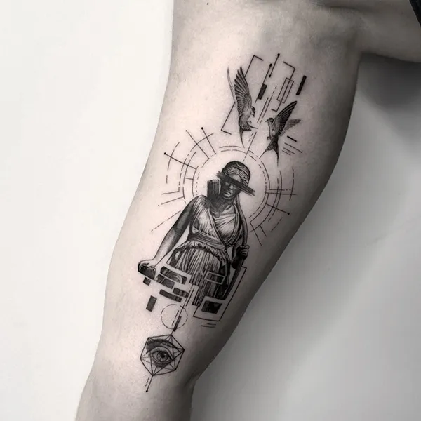 Justicia tatuaje microrealismo en Barcelona por Yaiza de Castro